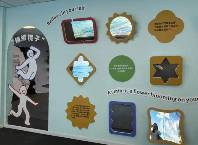 清晨的校园生机盎然在体育孩子们挥洒汗水一旁的AI系统同步工作